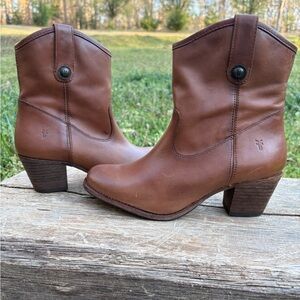 Frye Women's Jackie Button Block Heel Booties size (7)